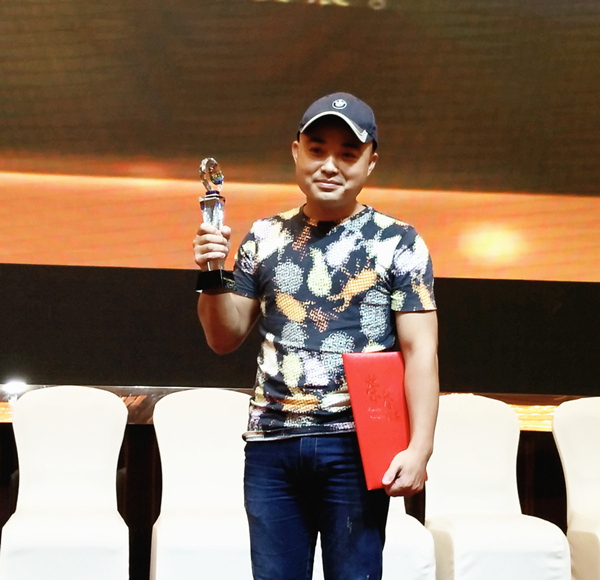 湖南恩瑞钢铁有限公司董事长黄美云女士上台接过奖杯和证书.